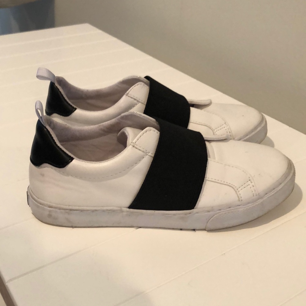 Crazy 8 boys kids tennis shoes sneakers size 1 black/white